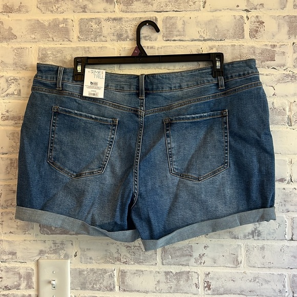NWT Time and True Women’s Denim 4” Jean Shorts Medium Wash Denim Cuff Size 20 - Picture 4 of 6